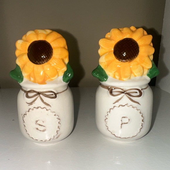 Source Unknown Other - Potted Sunflowers Ceramic Salt & Pepper Shakers - NIP